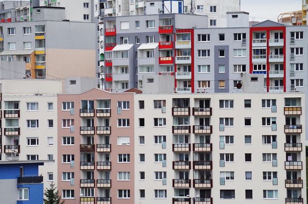 Czy warto korzystać z usług agencji nieruchomości? Zasady, koszty, korzyści